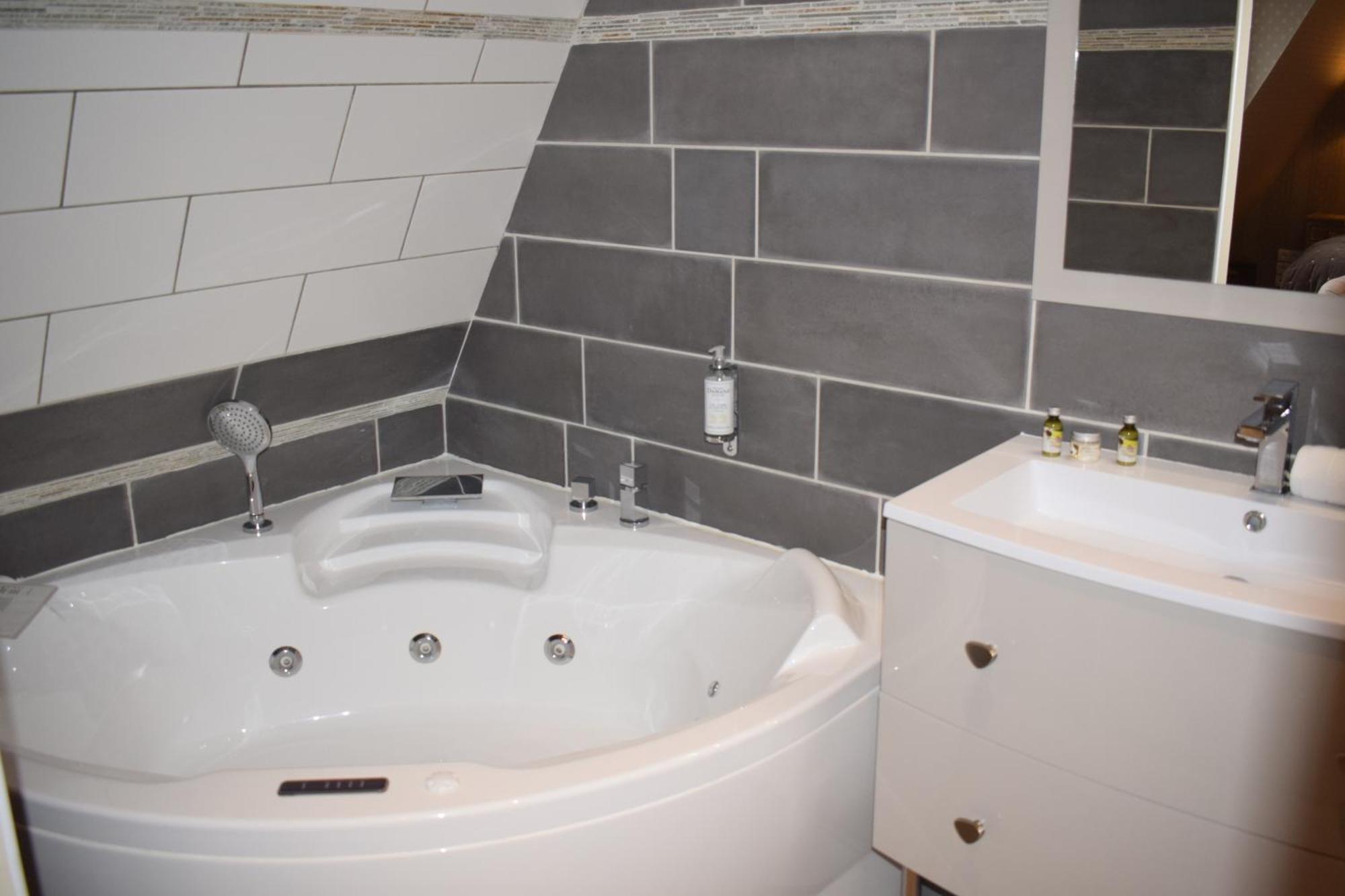 Large Double Room,1710581817:JPEG
